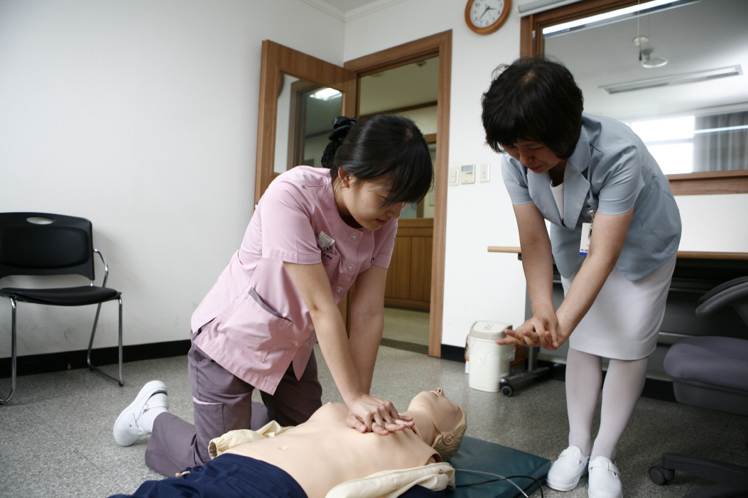 간호사 심폐소생술 교육 사진