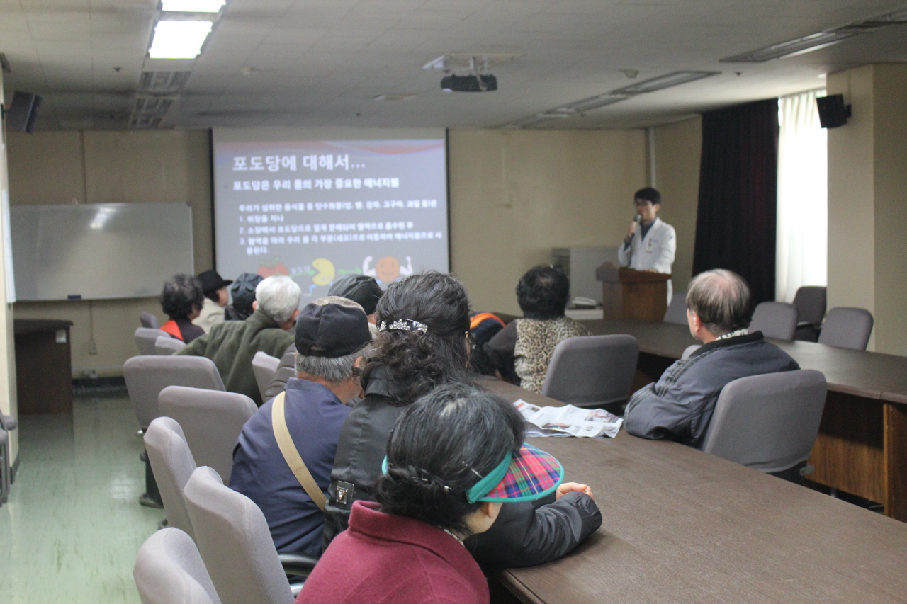 2013년12월5일 14시에 영남대학교 서관 3층 회의실에서 열린 무료당뇨교실 사진입니다.