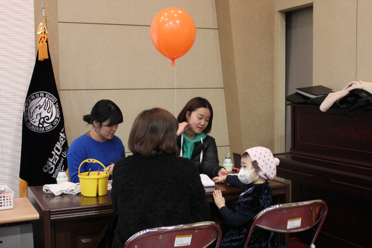 2013년 12월 6일 10시 영남대학교병원 1층 이산대강당에서 열린 어르신 손톱사랑 및 소아들을 위한 페이스 페인팅 이벤트 행사 사진입니다.