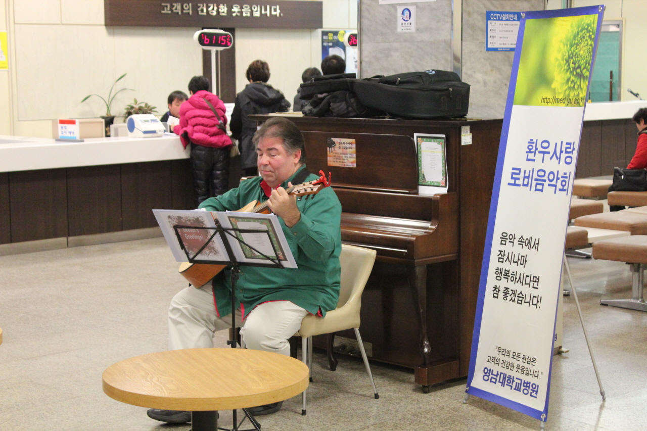 2013년 12월 11일(수) 낮 12시 30분 영남대학교병원 1층 로비에서 열린  스티븐과 함께하는 작은 음악회 사진입니다.