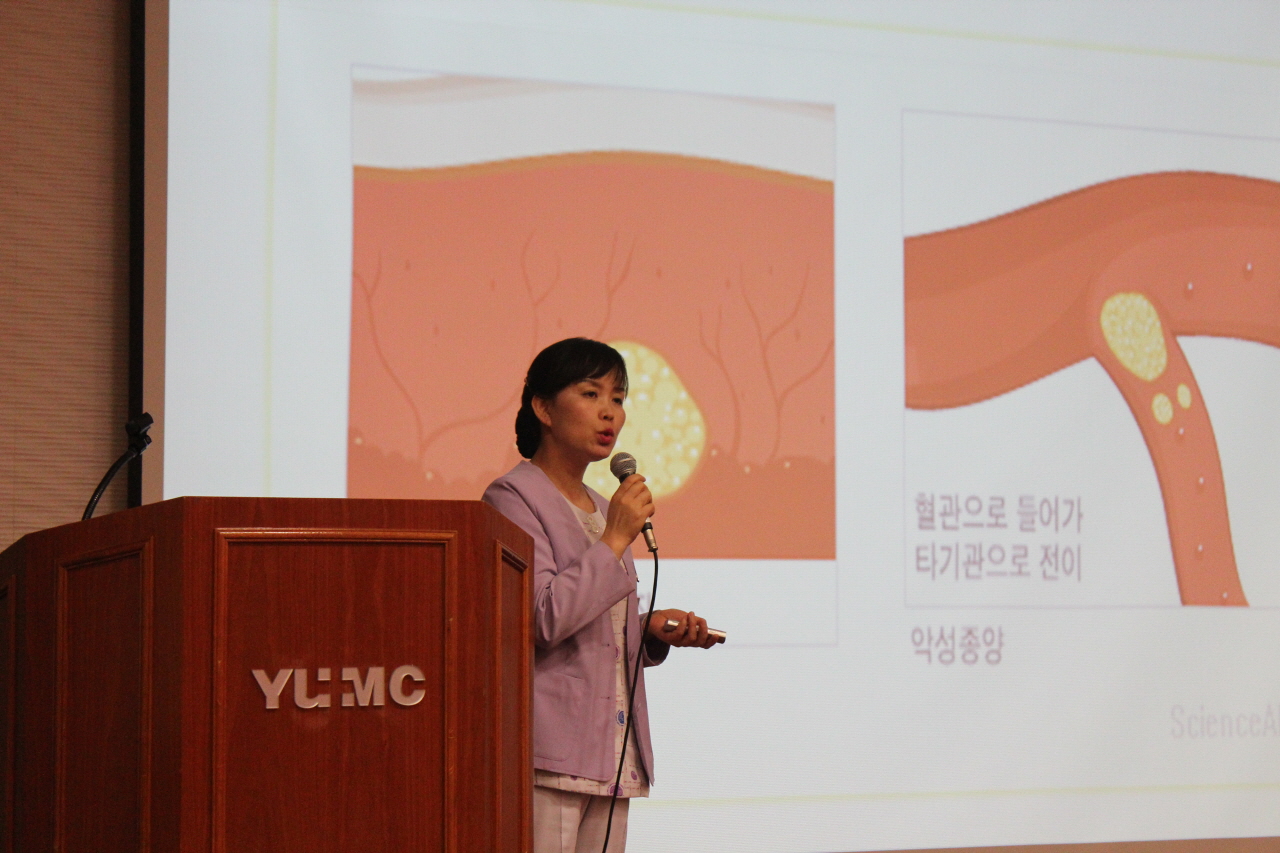 2013년 12월 16일(월) 오후 2시 영남대학교병원 1층 이산대강당에서 열린 제29회 폐암 건강교실 사진입니다.