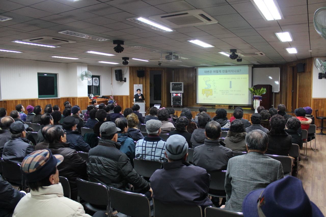  2013년 12월 18일(수) 오전 10시  대덕노인종합복지관에서 열린 대덕평생대학 건강강좌 사진입니다.