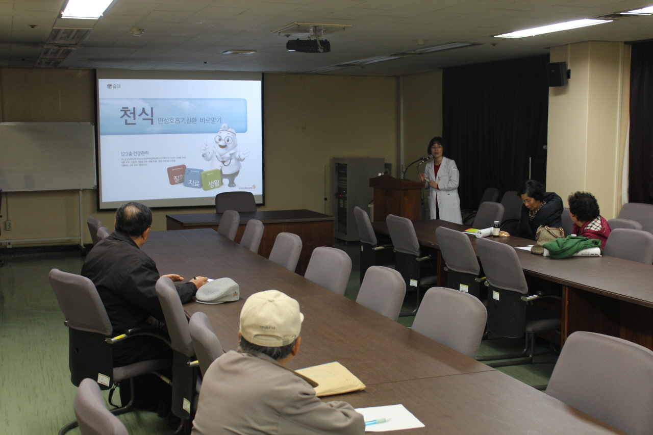  2013년 12월 26일(목) 오전11:00 영남대학교병원 서관 3층 회의실에서 열린 천식 교육 사진입니다.