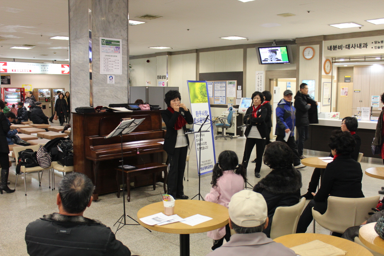 2013년 12월 27일 12:30 영남대학교병원 1층 로비에서 열린 고객사랑 로비음악회 - 멜로스 하모니카 앙상블 공연 사진입니다.