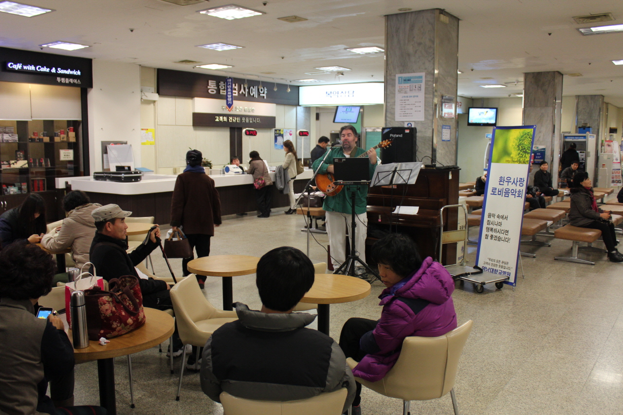 2014년 1월 18일(수) 낮 12시 30분 영남대학교병원 1층 로비에서 열린 스티븐과 함께하는 작은 음악회 사진입니다.