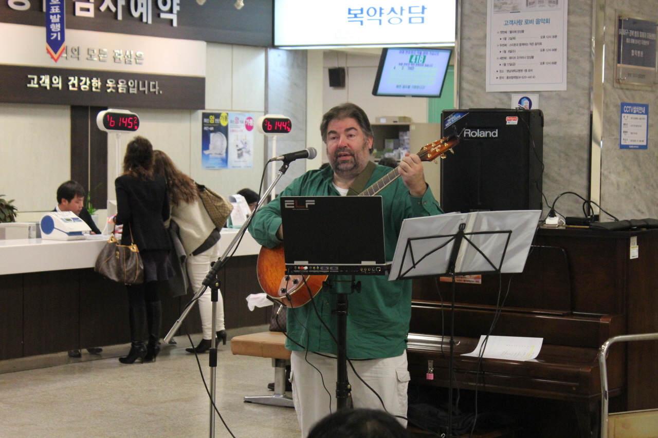 2014년 1월 18일(수) 낮 12시 30분 영남대학교병원 1층 로비에서 열린 스티븐과 함께하는 작은 음악회 사진입니다.