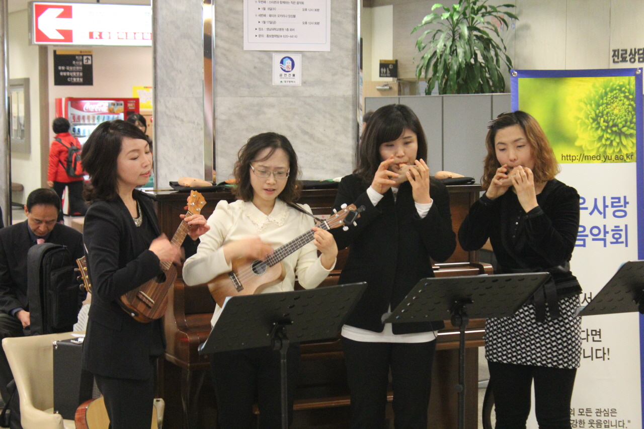  2014년 1월 17일(금) 12:00~12:30 영남대학교병원 1층 로비에서 고객 사랑 로비음악회 <웨이브 오카리나 앙상블> 공연 사진입니다.
