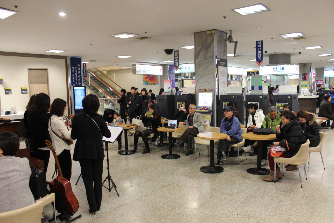 2014년 1월 17일(금) 12:00~12:30 영남대학교병원 1층 로비에서 고객 사랑 로비음악회 <웨이브 오카리나 앙상블> 공연 사진입니다.