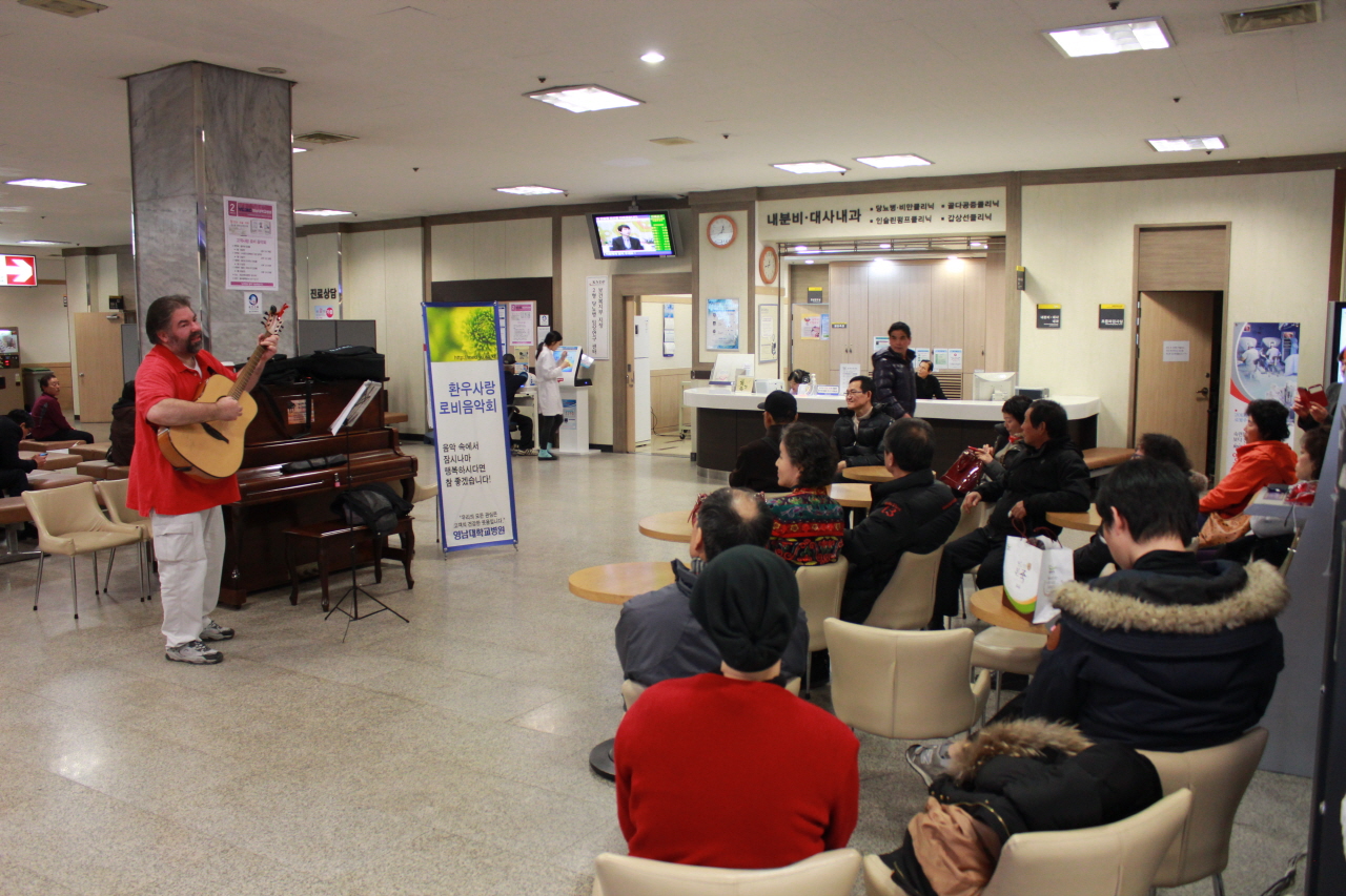  2014년 2월 12일(수) 낮 12시 30분  영남대학교병원 1층 로비에서 열린 스티븐과 함께하는 작은음악회 사진입니다.