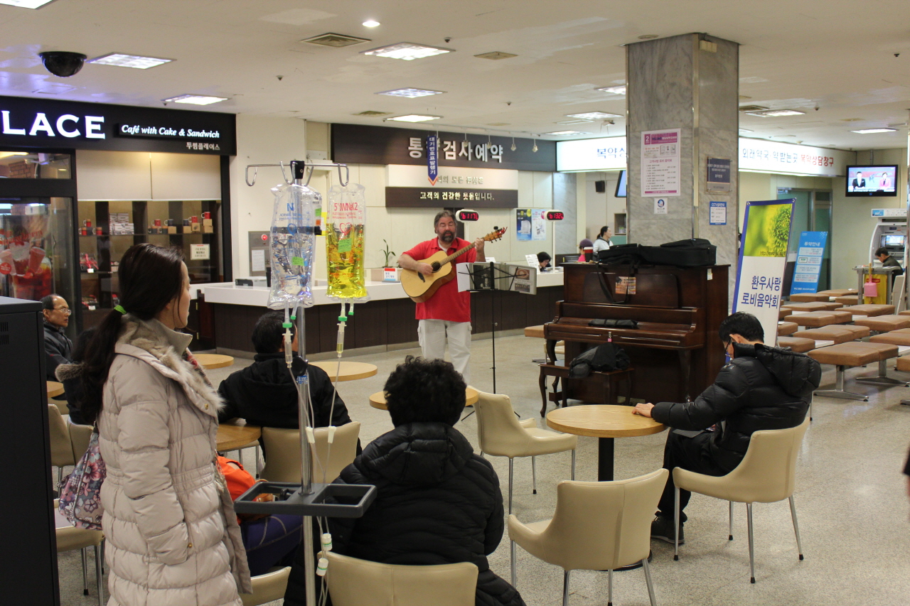  2014년 2월 12일(수) 낮 12시 30분  영남대학교병원 1층 로비에서 열린 스티븐과 함께하는 작은음악회 사진입니다.