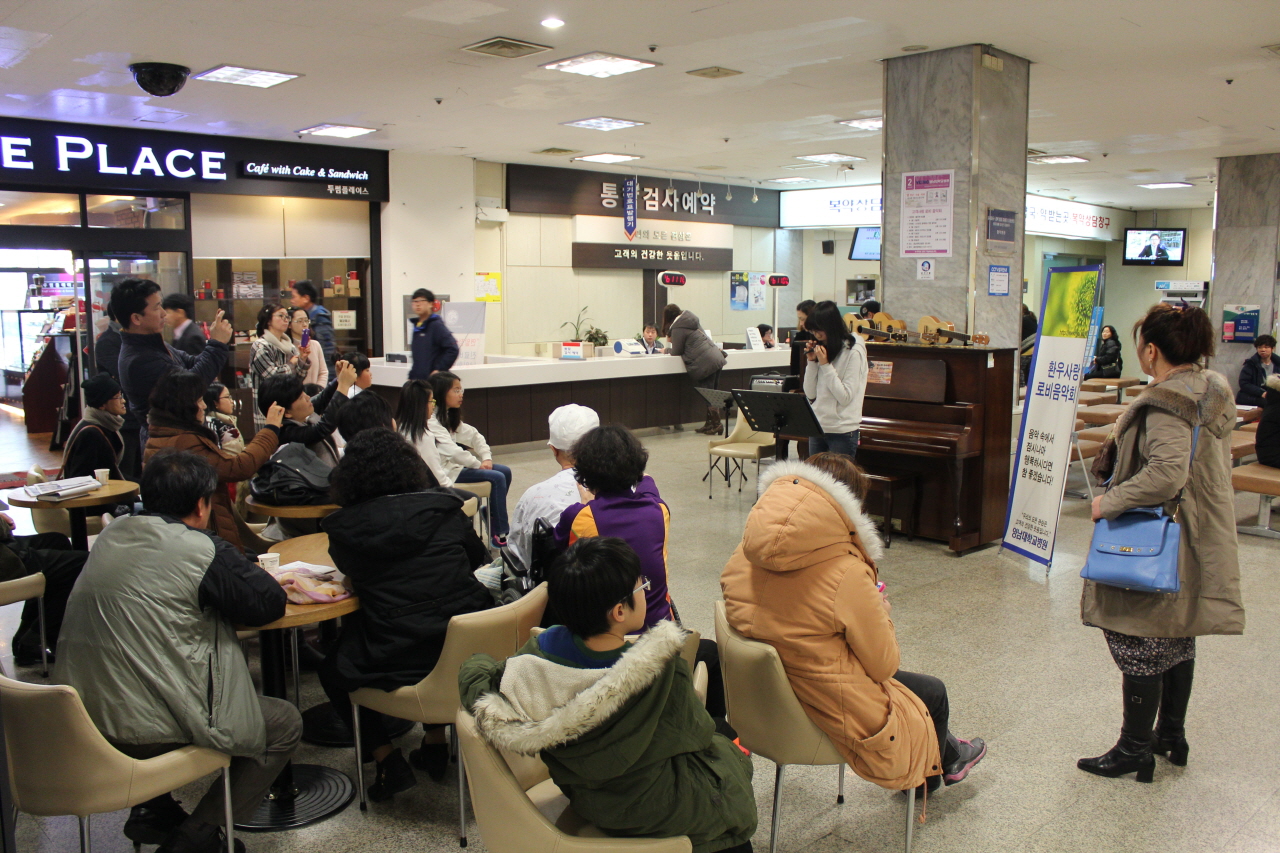 2014년 2월 21일(금) 12:00~12:30 영남대학교병원 1층 로비에서 열린 고객사랑 로비 음악회<웨이브 오카리나 앙상블> 공연 사진입니다.
