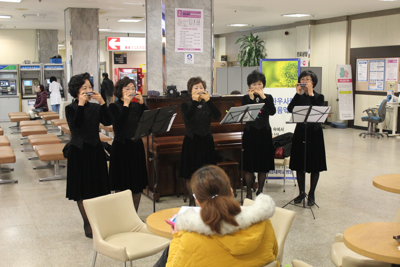 2014년 2월 28일(금) 12:30 영남대학교병원 1층 로비에서 열린 고객사랑 로비 음악회 멜로스 하모니카 앙상블의 공연 모습입니다.