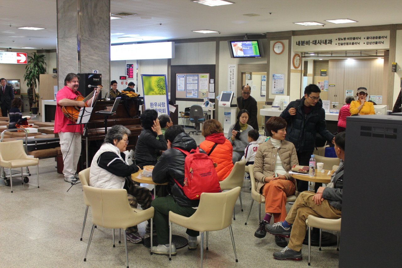 2014년 3월 12일(수) 낮 12시 30분 영남대학교병원 1층 로비에서 열린 스티븐과 함께하는 작은음악회 사진입니다.