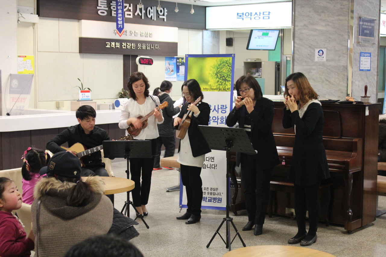 2014년 3월 21일(금) 12:00~12:30 영남대학교병원 1층 로비에서 열린 웨이브 오카리나 앙상블 공연모습입니다.