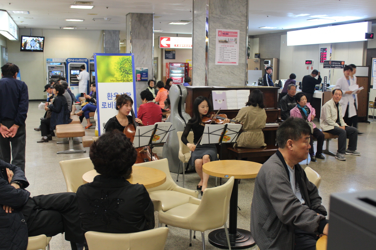  2014년 4월 3일(목) 12:30분 영남대학교병원 1층 로비에서 열린 고객사랑 로비 음악회 - 펠로체 앙상블 공연 모습입니다.