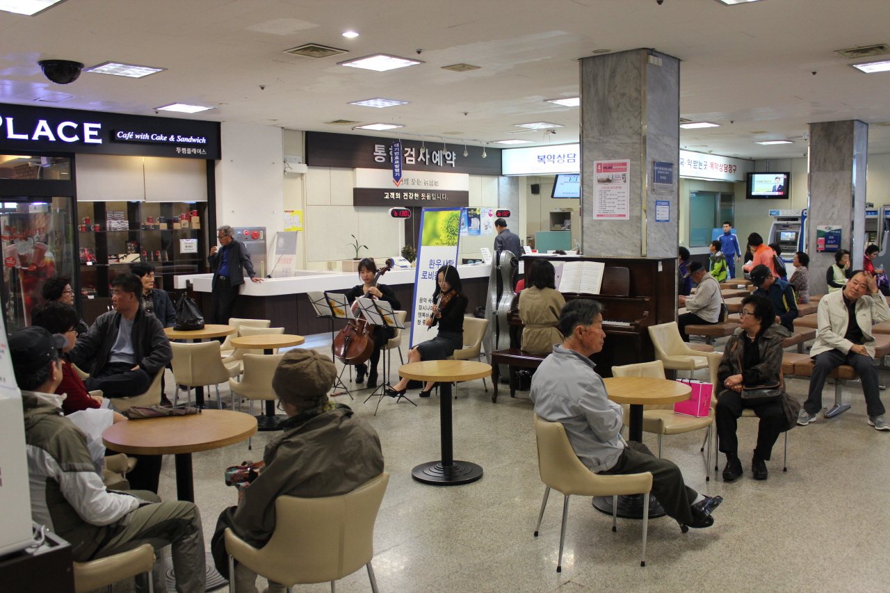  2014년 4월 3일(목) 12:30분 영남대학교병원 1층 로비에서 열린 고객사랑 로비 음악회 - 펠로체 앙상블 공연 모습입니다.