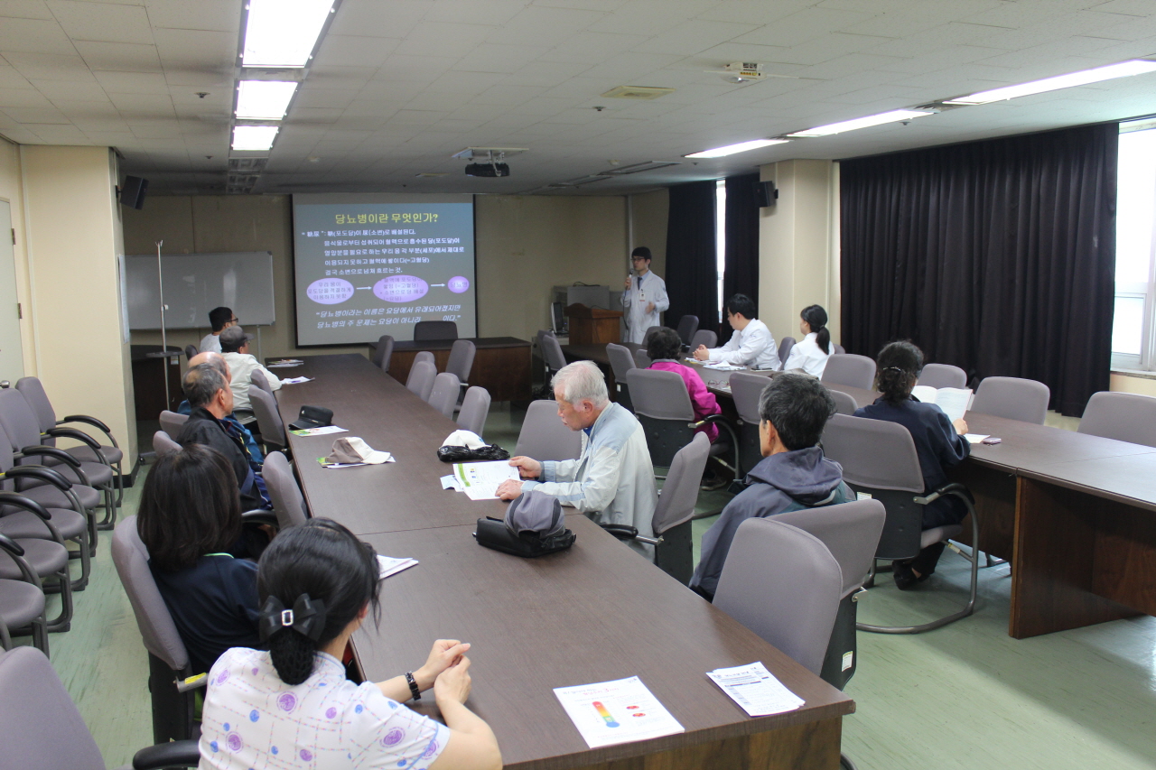 2014년 4월 3일(목) 오후 2시  영남대학교병원 서관 3층 회의실에서 열린 무료당뇨교실 사진입니다.
