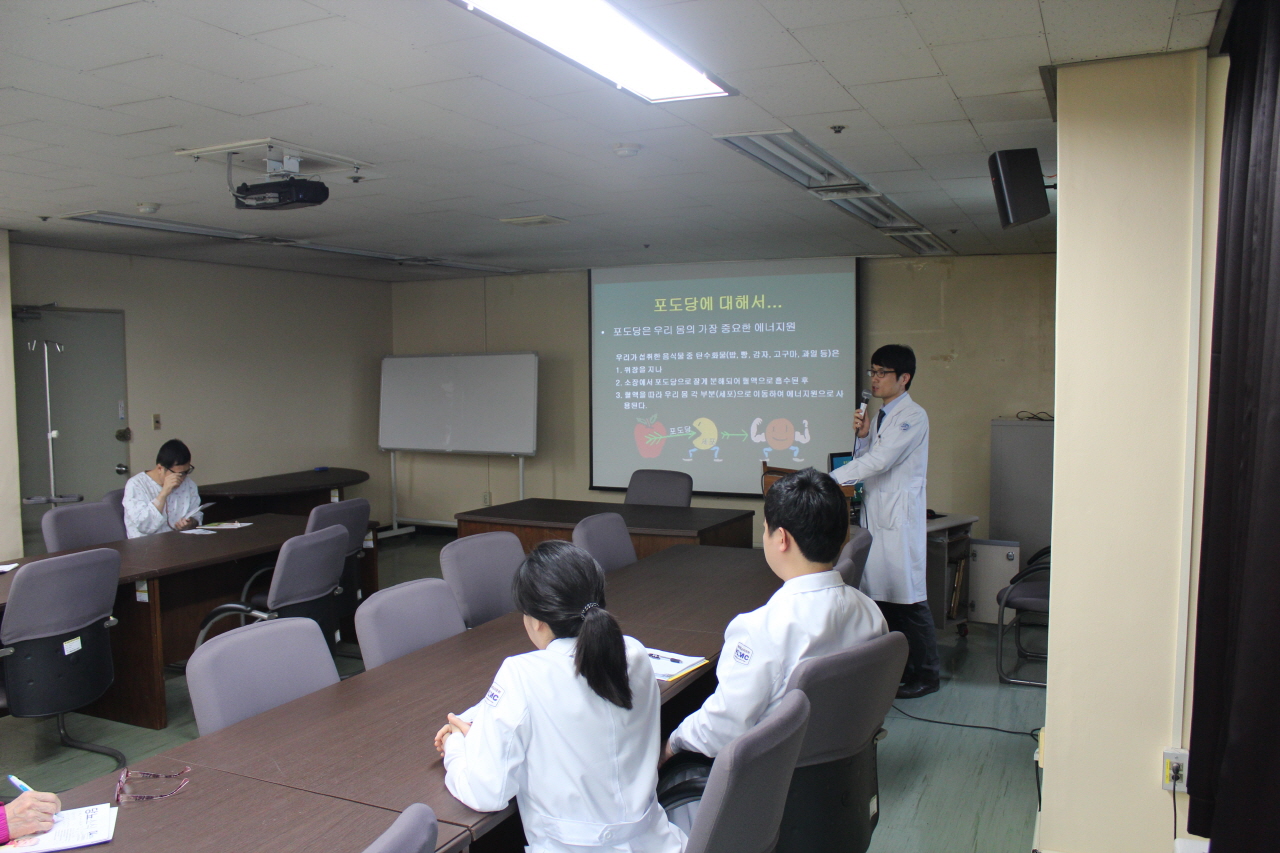 2014년 4월 3일(목) 오후 2시  영남대학교병원 서관 3층 회의실에서 열린 무료당뇨교실 사진입니다.