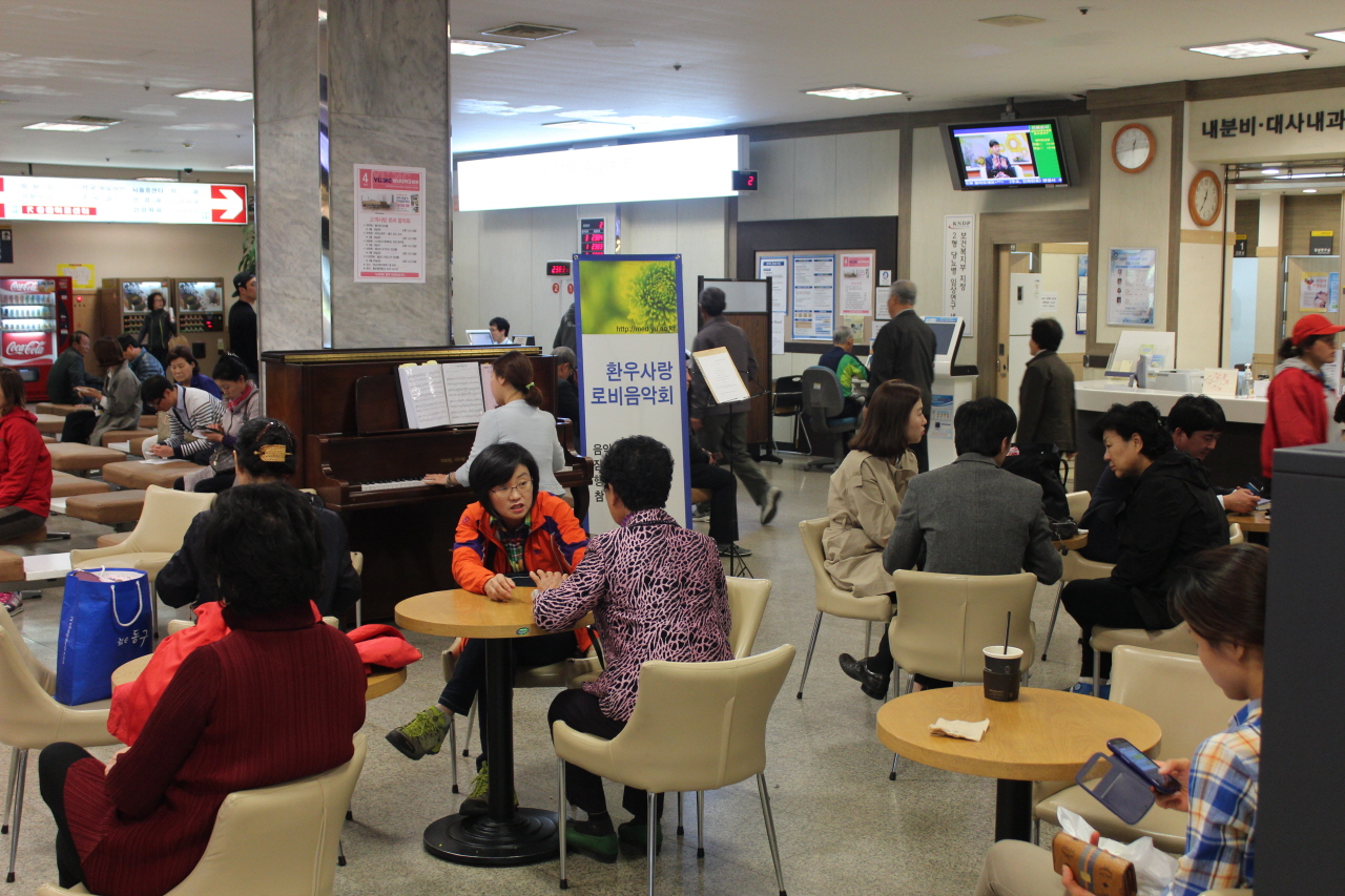 2014년 4월 8일(화) 12:30~13:00 영남대학교병원 1층 로비에서 열린고객사랑 로비 음악회 - 피아노독주회 : 봄이오는소리 공연모습입니다.