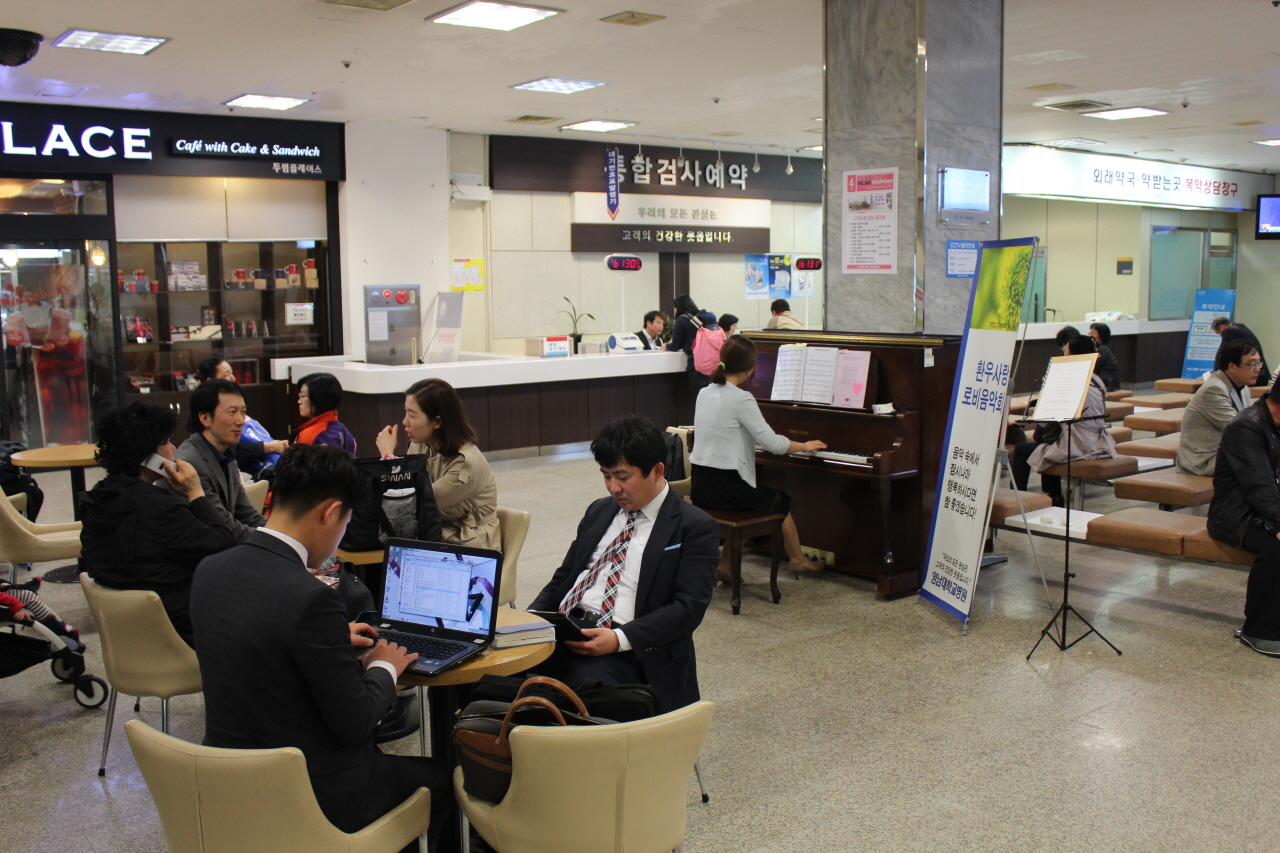 2014년 4월 8일(화) 12:30~13:00 영남대학교병원 1층 로비에서 열린고객사랑 로비 음악회 - 피아노독주회 : 봄이오는소리 공연모습입니다.