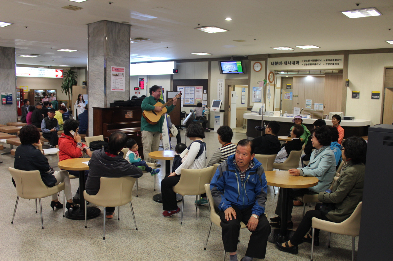 2014년 4월 9일(수) 낮 12시 30분 영남대학교병원 1층 로비에서 열린 고객사랑 로비 음악회 - 스티븐과 함께하는 작은음악회 사진입니다.