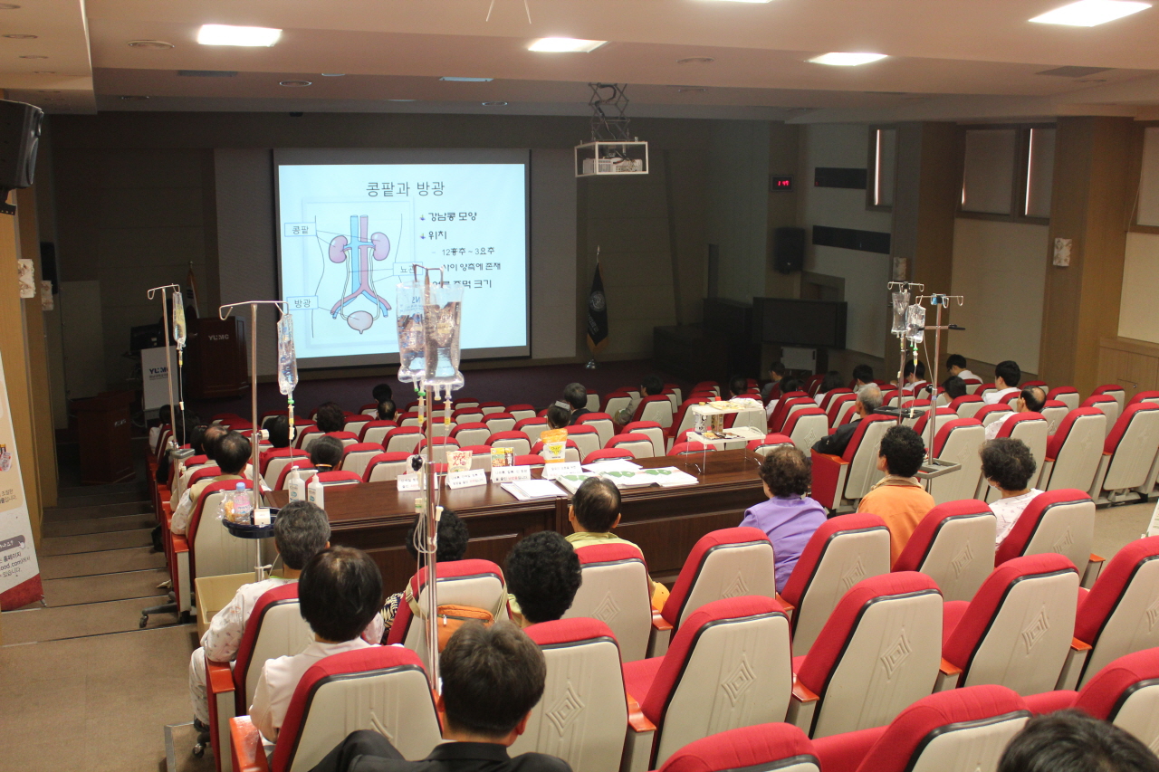 2014. 4. 14(화) 13:30 ~ 15:10 영남대학교병원 1층 이산대강당에서 열린 2014 만성 콩팥병 환우를 위한 신장내과 건강교실 사진입니다.