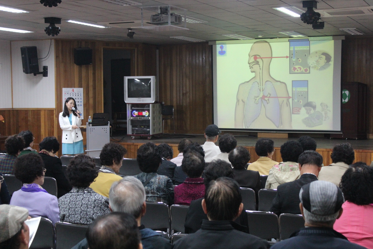 2014년 4월 11일(수) 오전 10시  대덕노인종합복지관 2층 대강당에서 열린 대덕평생대학 건강강좌<봄철 알레르기에 대하여> 사진입니다.