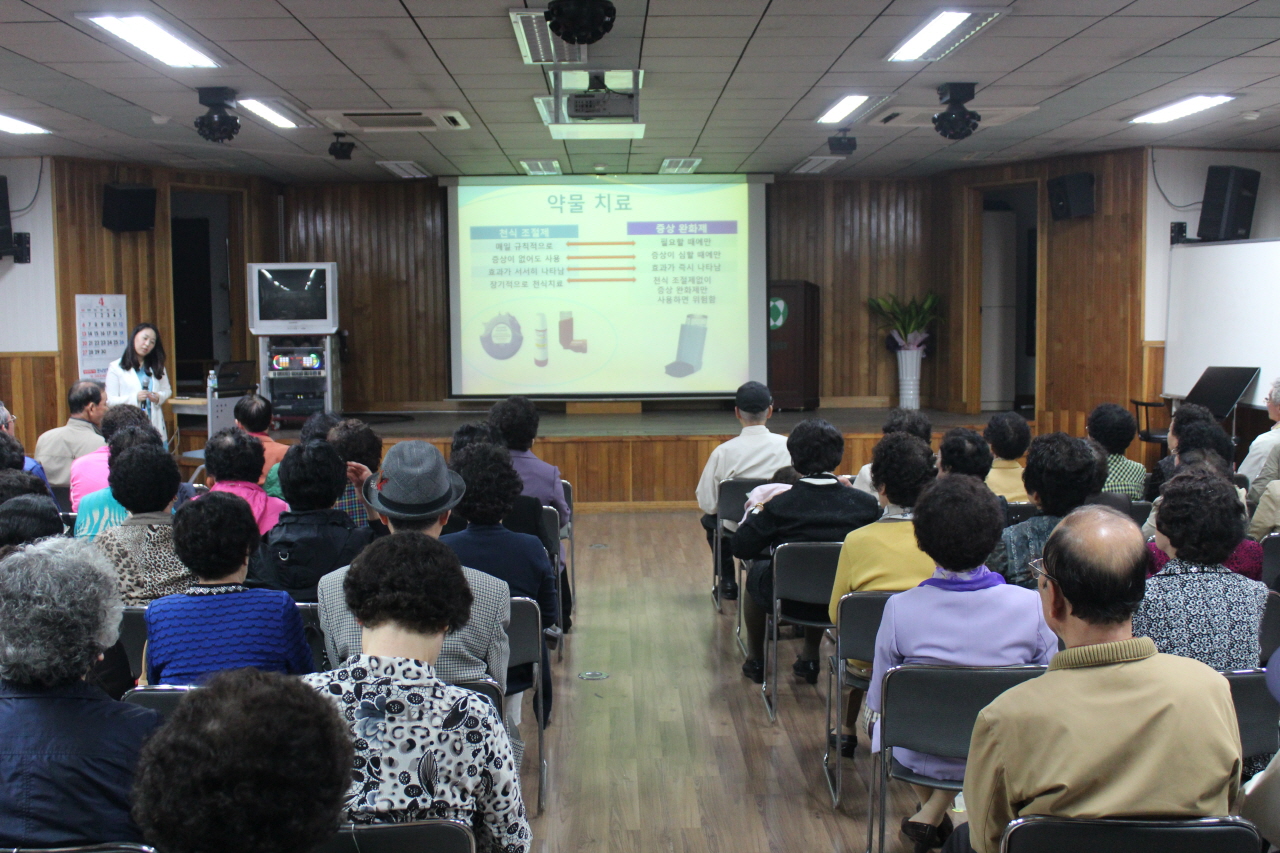 2014년 4월 11일(수) 오전 10시  대덕노인종합복지관 2층 대강당에서 열린 대덕평생대학 건강강좌<봄철 알레르기에 대하여> 사진입니다.