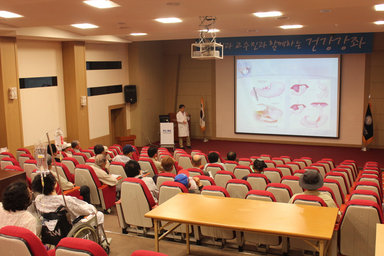 2014년 4월 16일(수) 오후 2시 영남대학교병원 1층 이산대강당에서 열린 김세원 교수와 함께하는 <제22회 위암 건강교실> 사진입니다.