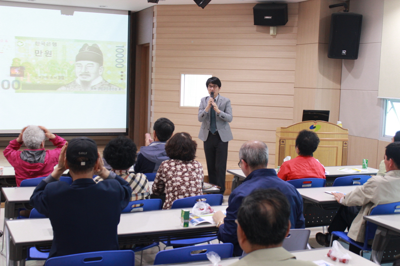2014.4.24(목) 10시 남구보건소 5층 대강당에서 열린 남구보건소 건강강좌 < 당뇨 바르게 알기> 사진입니다.