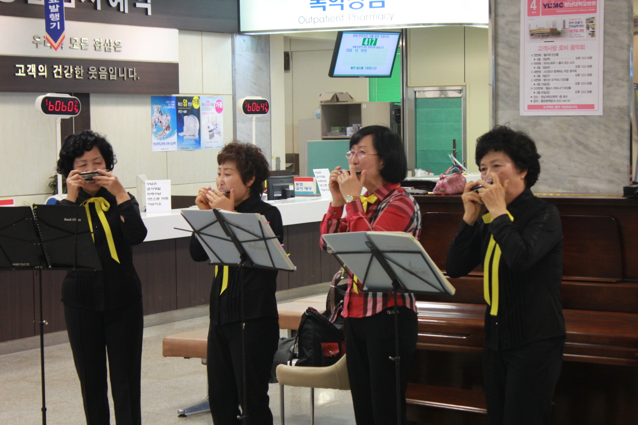  2014년 4월 25일(금) 12:30 영남대학교병원 1층 로비에서 열린 고객사랑 로비음악회<멜로스 하모니카 앙상블> 사진입니다.