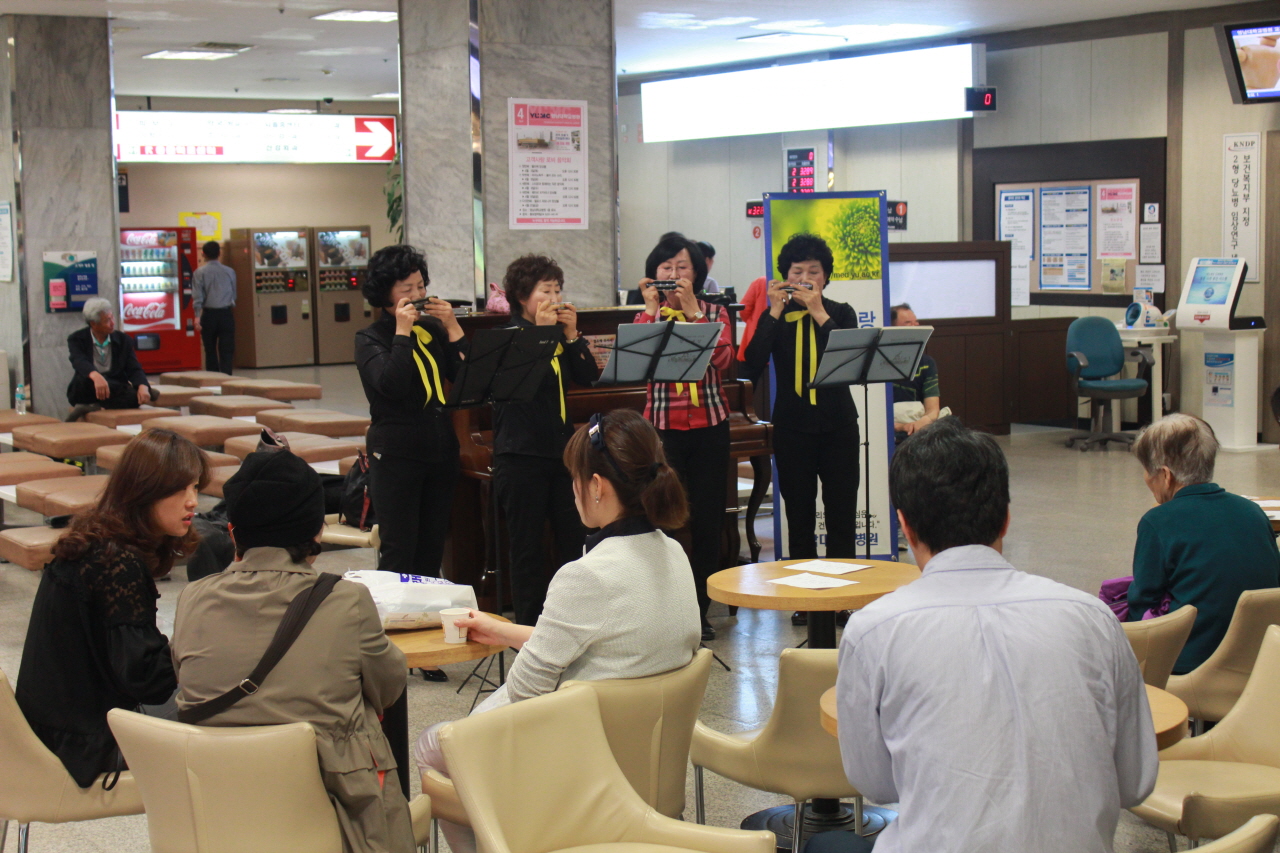  2014년 4월 25일(금) 12:30 영남대학교병원 1층 로비에서 열린 고객사랑 로비음악회<멜로스 하모니카 앙상블> 사진입니다.
