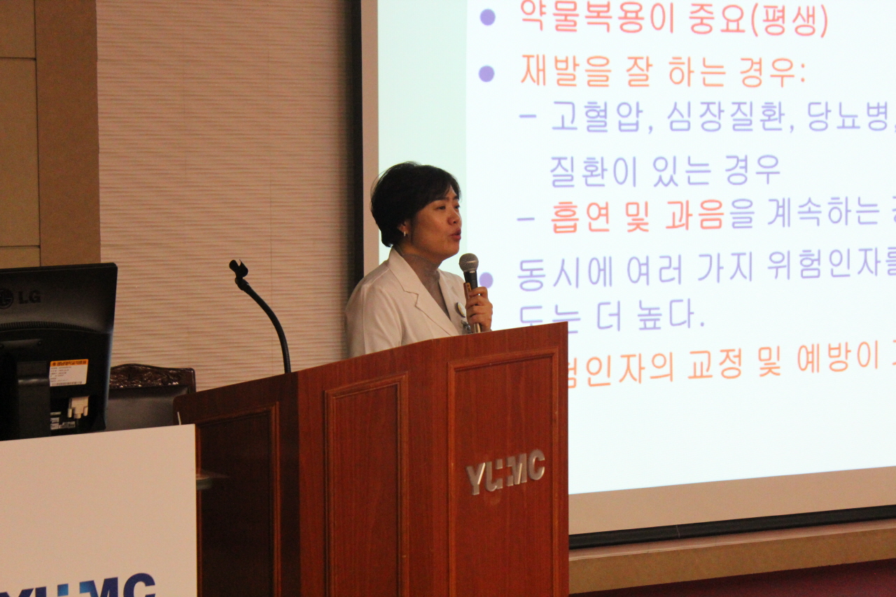2014년 4월 28일(월) 오후 2시 영남대학교병원 1층 이산대강당에서 열린 제65차 뇌졸중(중풍) 교실 개최 사진입니다.