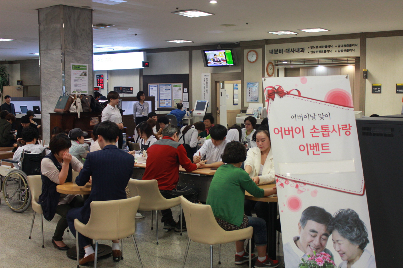  2014. 5. 2(금) 10시 ~ 13시 영남대학교병원 1층 소아청소년과외래 앞 및 로비에서 열린 어린이날 맞이 