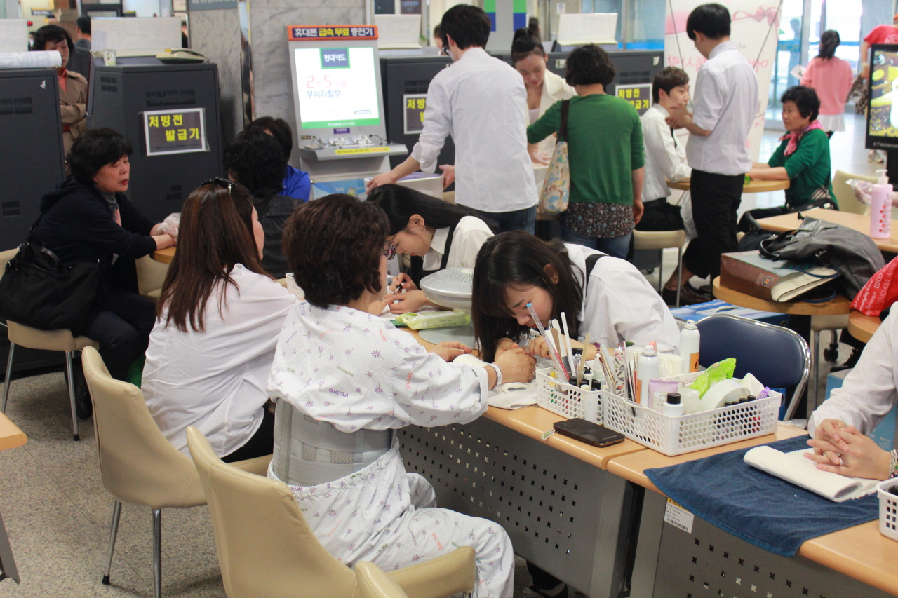  2014. 5. 2(금) 10시 ~ 13시 영남대학교병원 1층 소아청소년과외래 앞 및 로비에서 열린 어린이날 맞이 