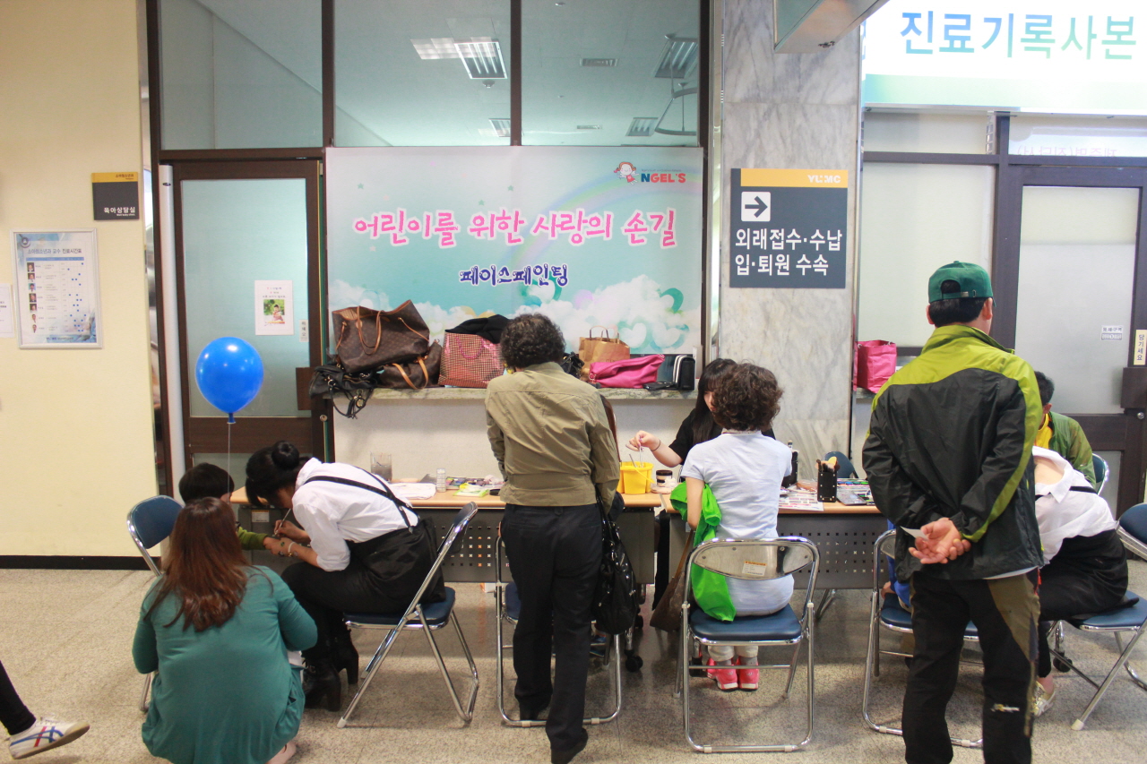  2014. 5. 2(금) 10시 ~ 13시 영남대학교병원 1층 소아청소년과외래 앞 및 로비에서 열린 어린이날 맞이 