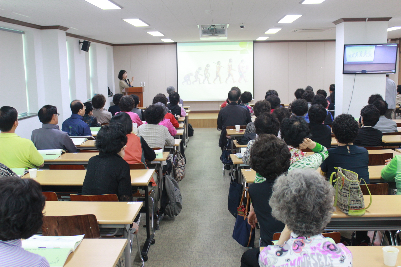  2014.5.2(금) 14시 수성구보건소 3층 보건교육실에서 열린 제3기 수성100세 건강대학 < 당뇨병 예방 및 관리> 건강강좌 사진입니다.