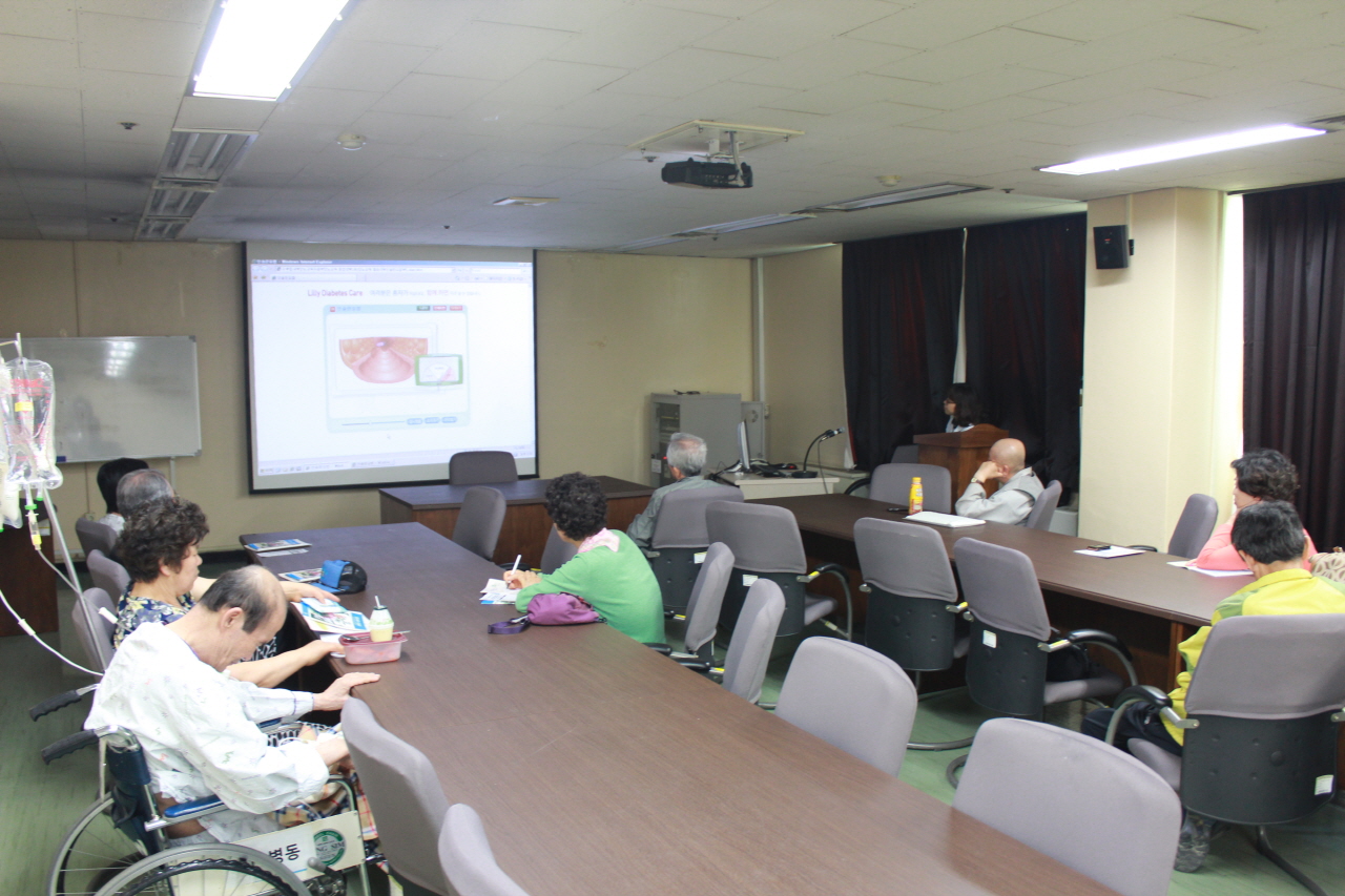  2014년 5월 8일(목) 오후 2시 영남대학교병원 서관 3층 회의실에서 열린 무료당뇨교실 사진입니다.