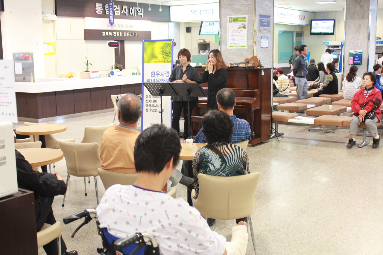 2014년 5월 16일(금) 12:00~12:30  영남대학교병원 1층 로비에서 열린 고객사랑 로비음악회<웨이브 오카리나 앙상블> 공연 사진입니다.