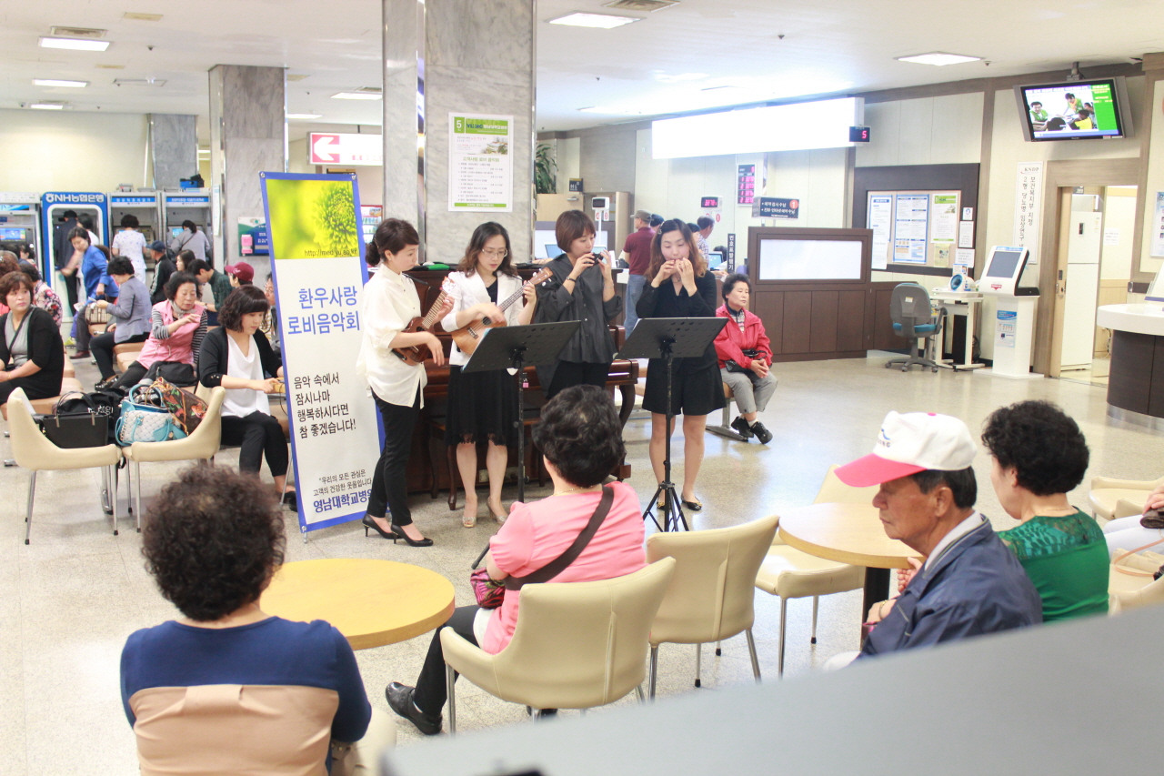 2014년 5월 16일(금) 12:00~12:30  영남대학교병원 1층 로비에서 열린 고객사랑 로비음악회<웨이브 오카리나 앙상블> 공연 사진입니다.