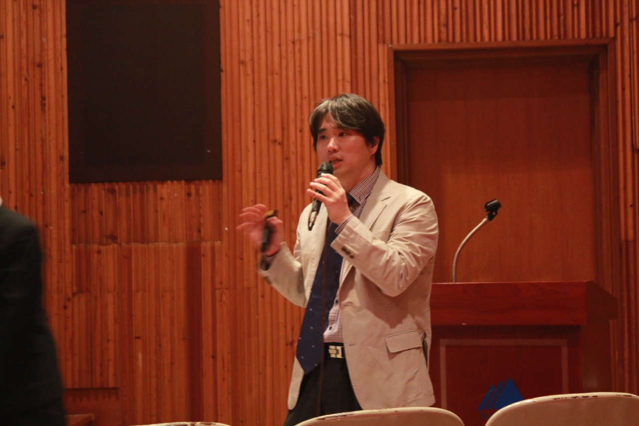  2014년 5월 13일(금)14시 대한노인회대구광역시연합회 부설 노인지도자대학 건강강좌 사진입니다.