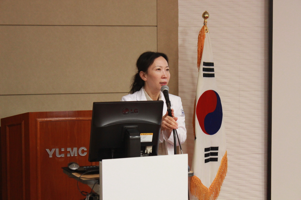 세계 파킨슨병의 날 기념 레드튤립 Plus 건강강좌 사진입니다.