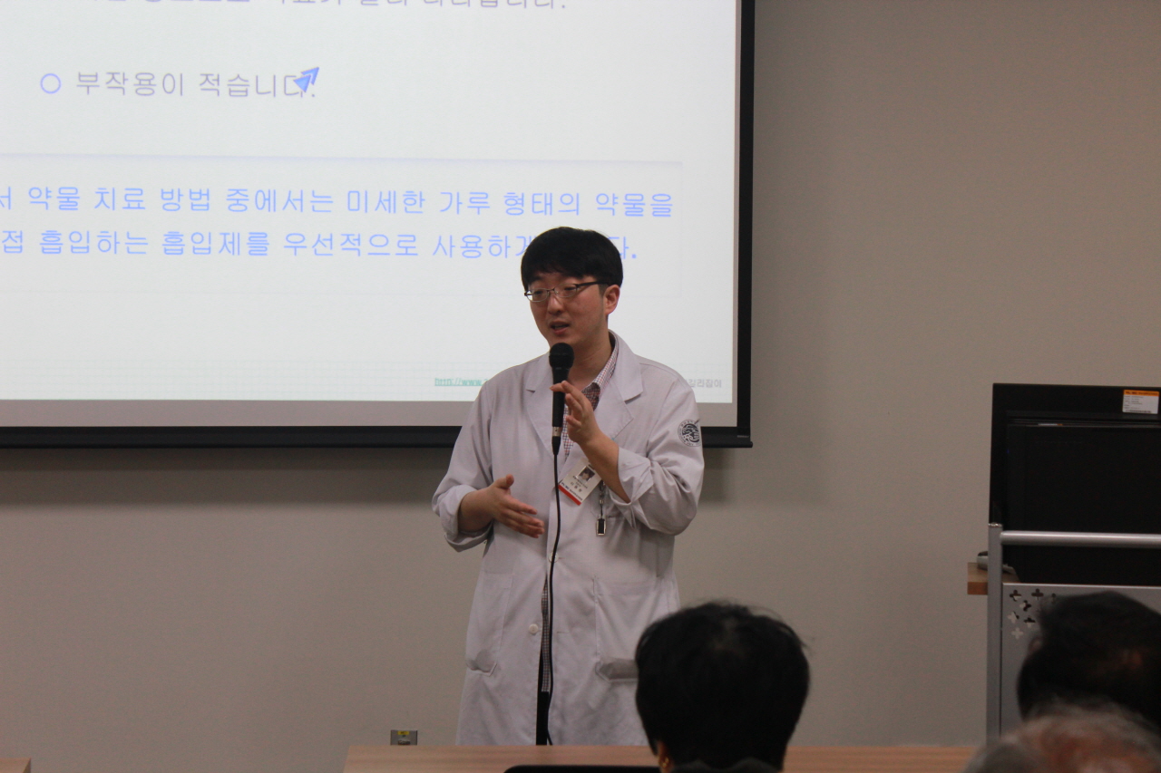 권역 호흡기 전문질환센터 외래 및 입원환자 대상 만성폐쇄성폐질환 및 천식교육 사진입니다.