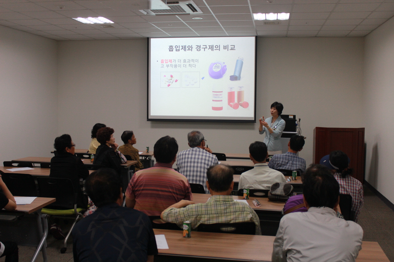 제28회 권역 호흡기 전문질환센터 외래 및 입원환자 대상 만성폐쇄성폐질환 및 천식 교육 사진입니다.