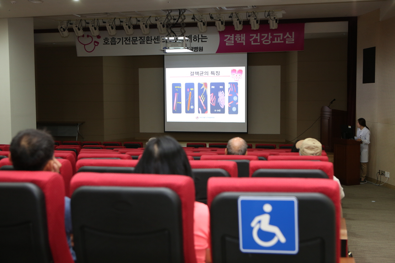 2014년 6월 5일(목) 오전 11시 영남대학교병원 호흡기센터 강당에서 열린 권역 호흡기 전문질환센터와 함께하는 <제32회 결핵 건강교실>사진입니다.