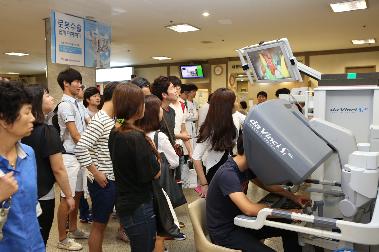 로봇수술 쉽게 이해하기 심포지엄 치 체험행사 사진입니다.