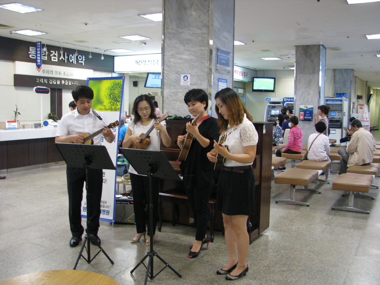2014년 6월 20일(금) 12:00~12:30 영남대학교병원 1층 로비에서 열린 고객사랑 로비음악회<웨이브 오카리나 앙상블>공연 사진입니다.