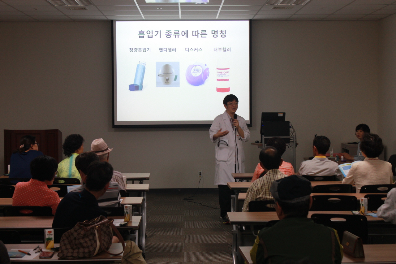 제29회 권역 호흡기 전문질환센터 외래 및 입원환자 대상 만성폐쇄성폐질환 및 천식교육 사진입니다.