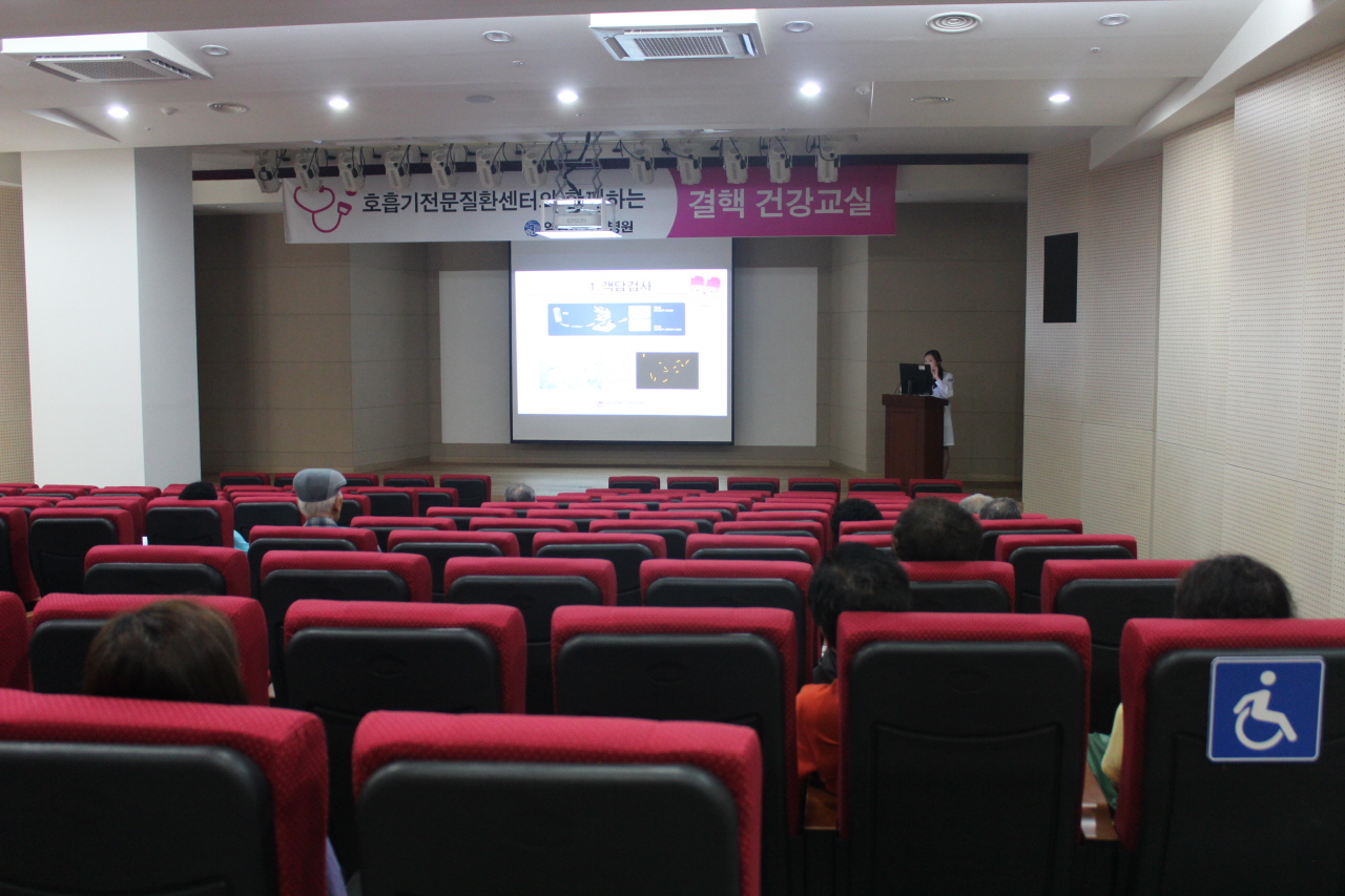 권역 호흡기 전문질환센터와 함께하는 <제33회 결핵 건강교실> 사진입니다.