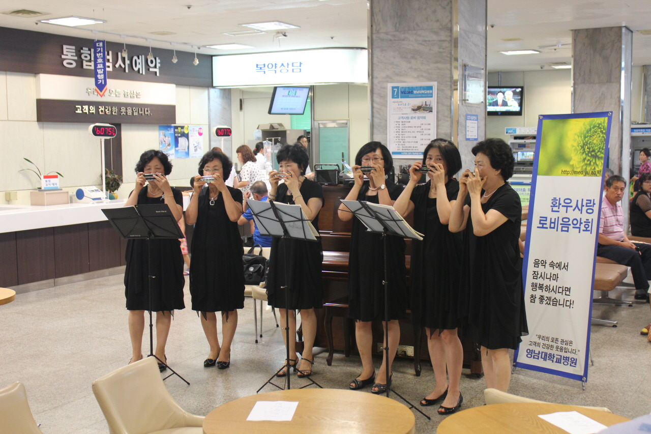 고객사랑 로비 음악회<멜로스 하모니카 앙상블> 사진입니다.